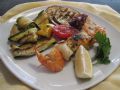 spiedino di pesce con verdure grigliate